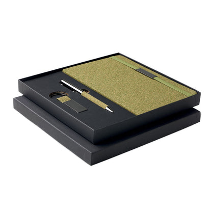 Caja negra con set de libreta verde, boli y llavero
