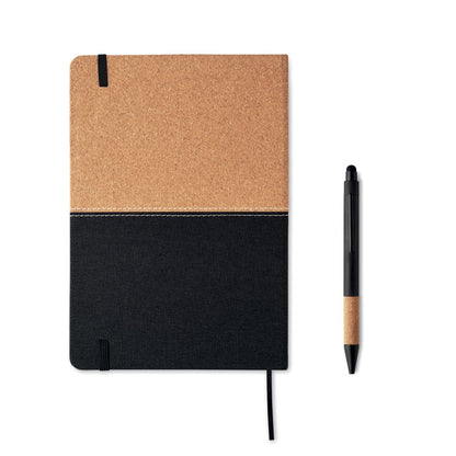 Vista trasera de libreta y boli negro con detalles de corcho