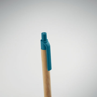 Bolígrafo con cuerpo de bambú y detalles en paja de trigo azules