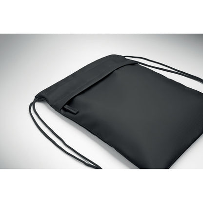 Vista superior lateral de mochila negra con asas de cordón y bolsillo frontal