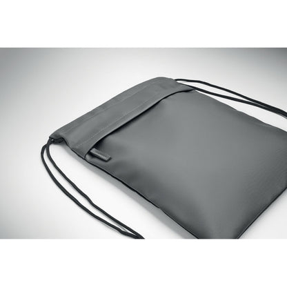 Vista superior lateral de petate gris con asas de cuerdas