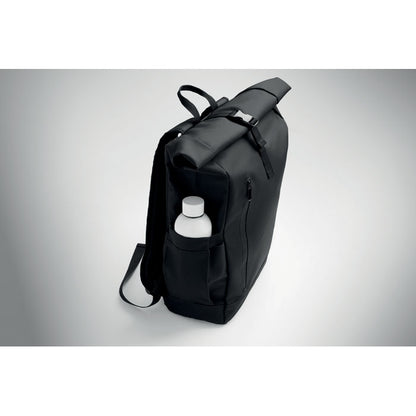 Vista superior lateral de mochila negra rolltop con botella en bolsillo