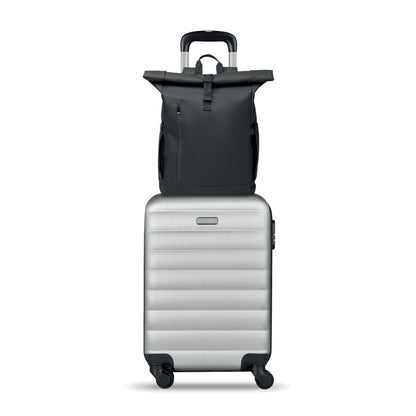 Trolley plateado con mochila negra de cierre rolltop