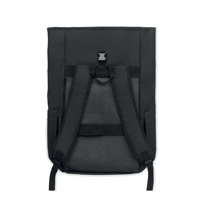 Parte trasera de mochila negra estirada con rolltop