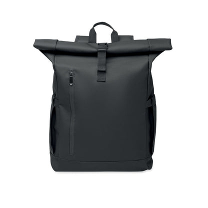 Vista frontal de mochila negra con cierre rolltop