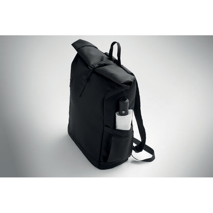 Vista superior lateral de mochila negra rolltop con botella en bolsillo