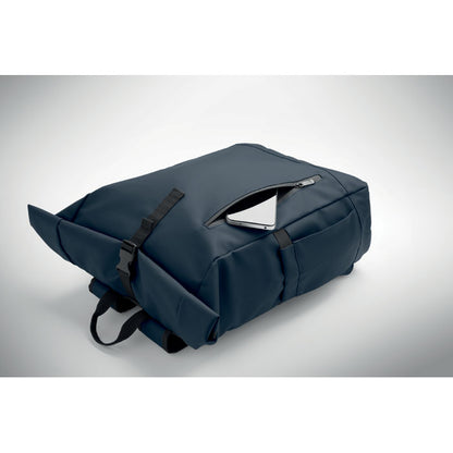 Mochila marino tumbada sobre fondo gris con cierre rolltop