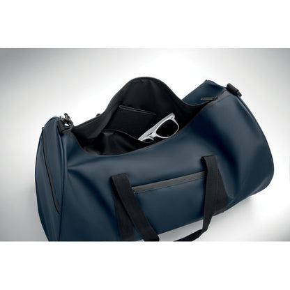 Bolsa marino abierta de fin de semana mostrando gafas de sol y billetero
