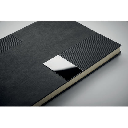 Vista detalla de cierre metálico de libreta negra de PU