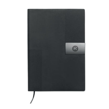 Vista frontal de libreta negra con cierre de metal con logo impreso y marcapáginas 