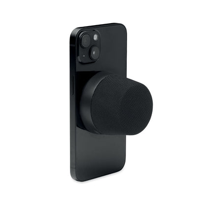 Altavoz inalámbrico puesto en la parte trasera de un móvil como soporte