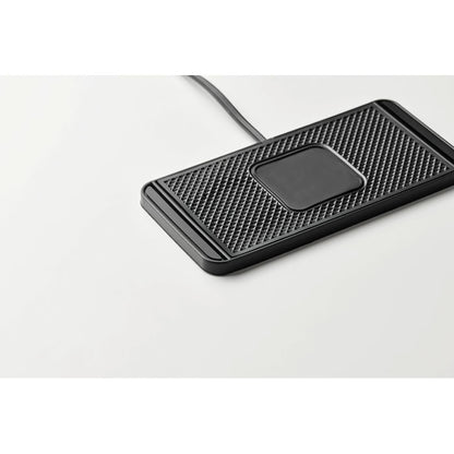 Tijeras cortando cargador negro de móvil para coche