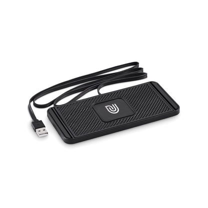Móvil sobre cargador negro de coche con cable USB