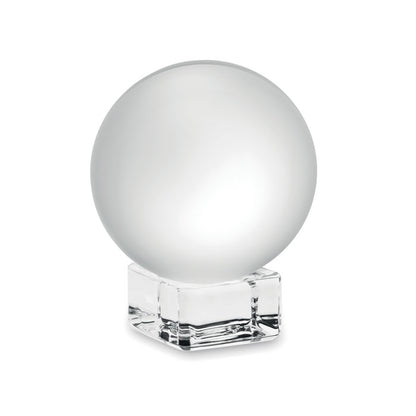 Vista frontal de trofeo de cristal forma de bola con soporte 