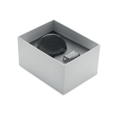 Caja blanca con trofeo con forma de bola