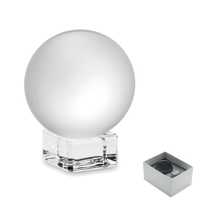 Vista frontal de trofeo de cristal forma de bola con soporte y caja