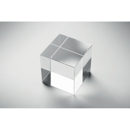 Vista superior de Trofeo de cristal con forma de cubo con fondo gris