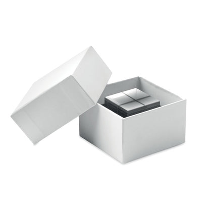 Caja blanca abierta con premio trofeo de cristal forma de cubo
