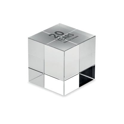 Vista lateral de Trofeo de cristal con forma de cubo con logo impreso