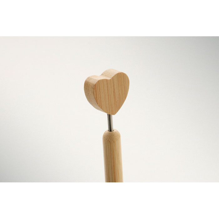 CORAPEN - Bolígrafo de bambú corazón con diseño de corazón en la parte superior.