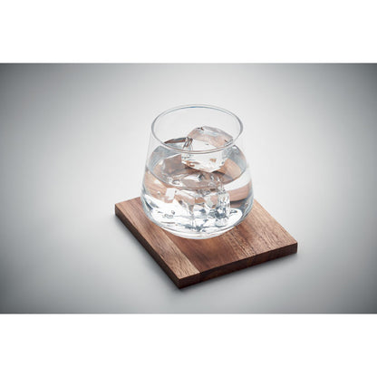 Vasode licor con hielos y posavasos de madera