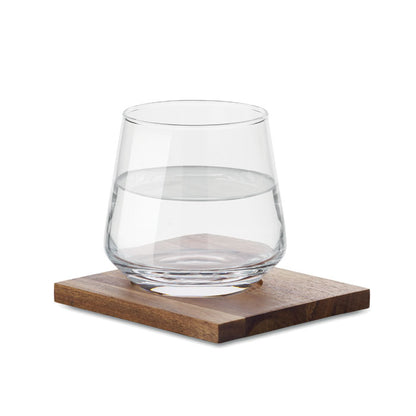 Vista frontal de set de vaso de cristal y posavasos