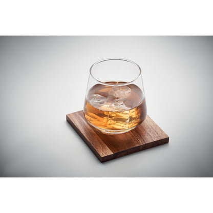 whisky en vaso de cristal y sobre un posavasos de madera