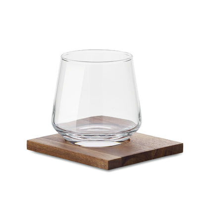 Vaso de whisky con posavasos de madera