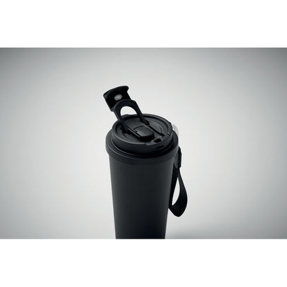 Detalle de apertura de vaso negro con asa