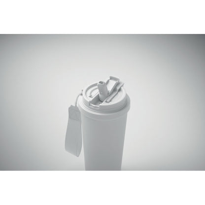 Vista lateral de vaso grande blanco de doble pared de acero reciclado con asa