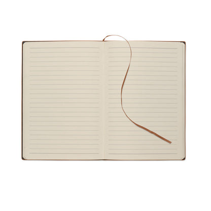 Libreta abierta con hojas rayadas y cinta marcapáginas
