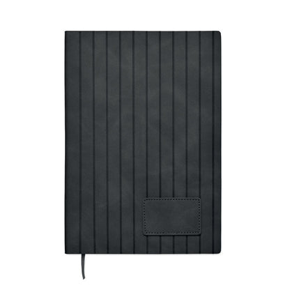Vista frontal de cuaderno negro con portada de textura rayada