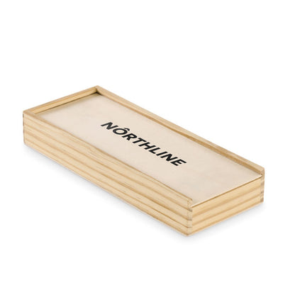 Caja de madera cerrada con logo impreso