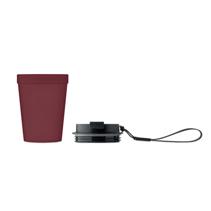 Vista frontal de vaso de PP burdeos con tapa y correa negra a un lado