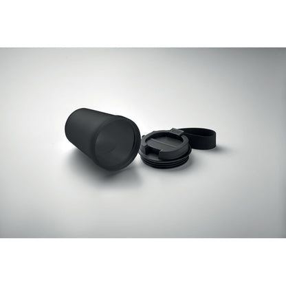 Vaso de PP negro tumbado con tapa negra a un lado, fondo gris