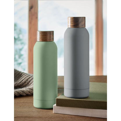 2 botellas, verde y gris sobre mesa de madera