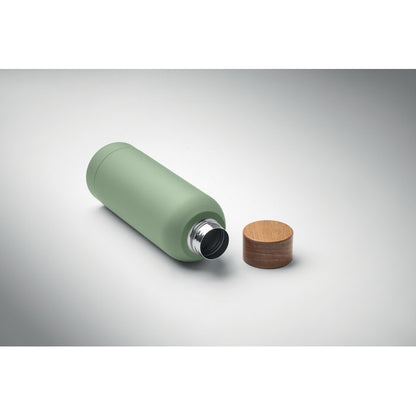 Vista superior de botella verde pastel de acero ecológico con tapón de madera quirado