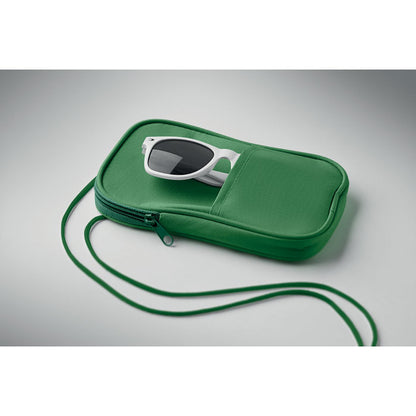 Bolsa de viaje con asas color verde con bolsillo y gafas dentro