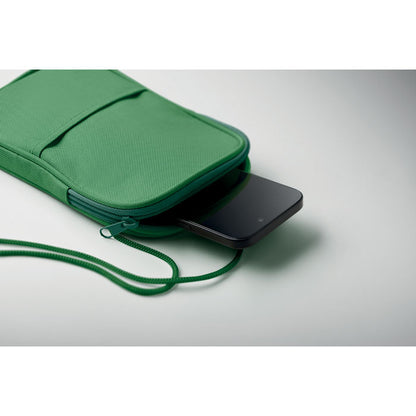 Vista detalle de bolsa de viaje verde con móvil dentro