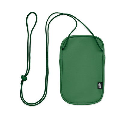 Vista frontal de bolsa de viaje para móvil verde de RPET