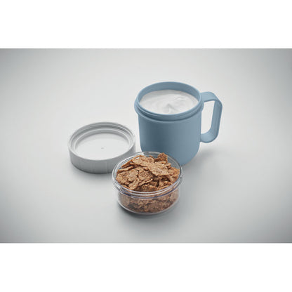 taza azul y recipiente de cereales