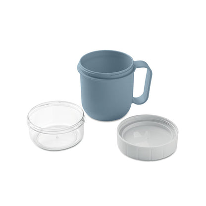 Vista superior de taza azul con tapa y contenedor de alimentos
