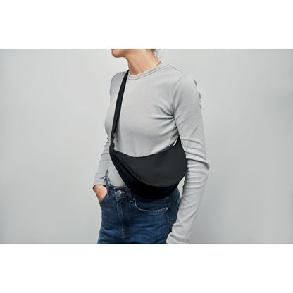 Mujer con bandolera colgada negra