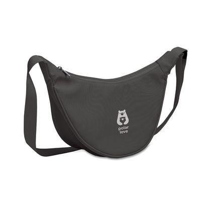 Vista frontal de bandolera marrón con cremallera y logo impreso