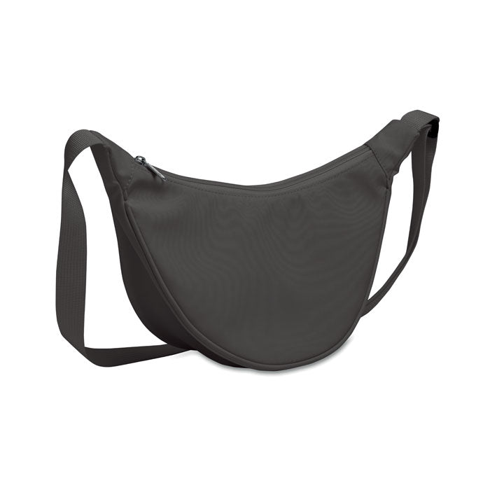 Bolsa bandolera en color gris piedra, fabricada en oxford 400D, con diseño curvado y correa ajustable.