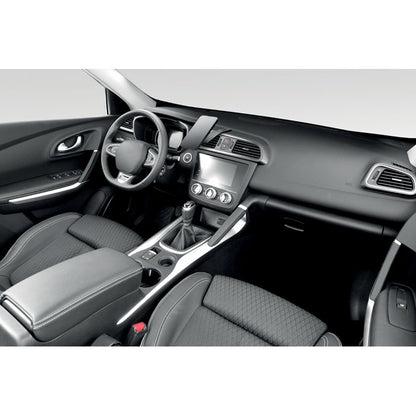 Interior de coche con teléfono móvil cargando sobre un soporte 