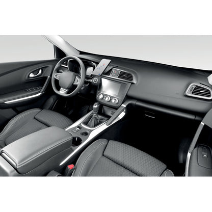 Vista interior de un coche con teléfono móvil sobre un soporte 