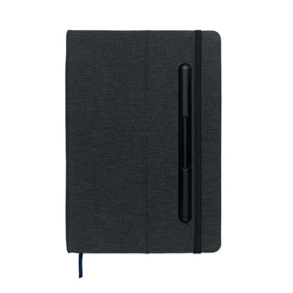 Vista frontal de libreta negra con sporte para boli y marcapáginas