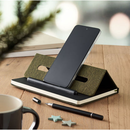 mesa con móvil colocado en libreta con soporte