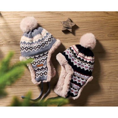 Vista lateral de gorro con pompón y orejeras